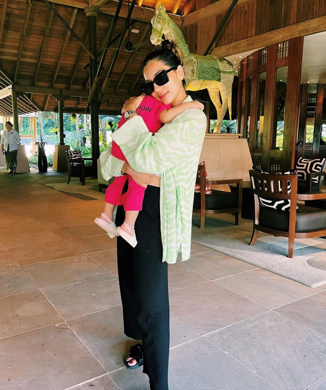 ada rupa paras cantik, elisya sandha dipuji tak kekok buat kerja dapur