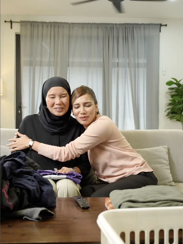 ada rupa paras cantik, elisya sandha dipuji tak kekok buat kerja dapur