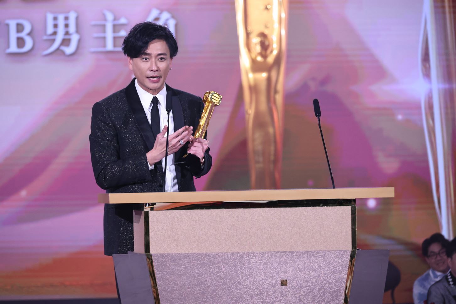 《万千星辉颁奖典礼2023》陈豪及佘诗曼大热姿态荣膺视帝视后宝座❗《新闻女王》囊括8大奖项🔥