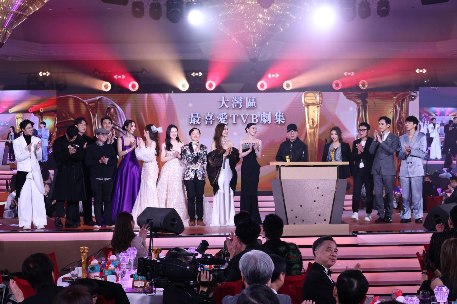 《万千星辉颁奖典礼2023》陈豪及佘诗曼大热姿态荣膺视帝视后宝座❗《新闻女王》囊括8大奖项🔥