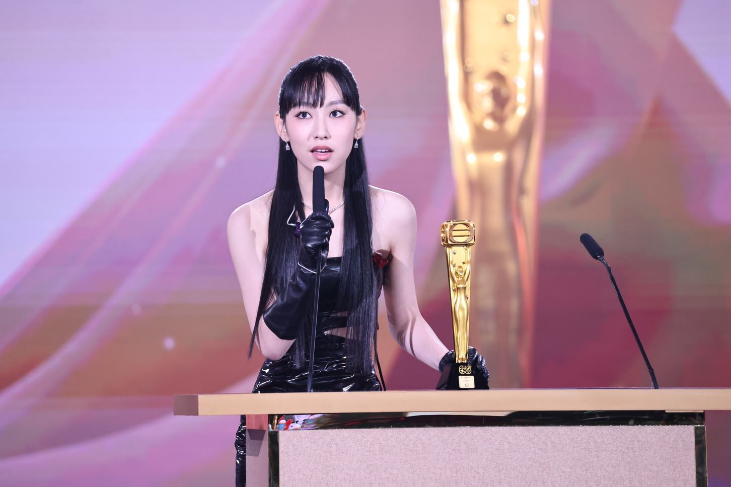 《万千星辉颁奖典礼2023》陈豪及佘诗曼大热姿态荣膺视帝视后宝座❗《新闻女王》囊括8大奖项🔥