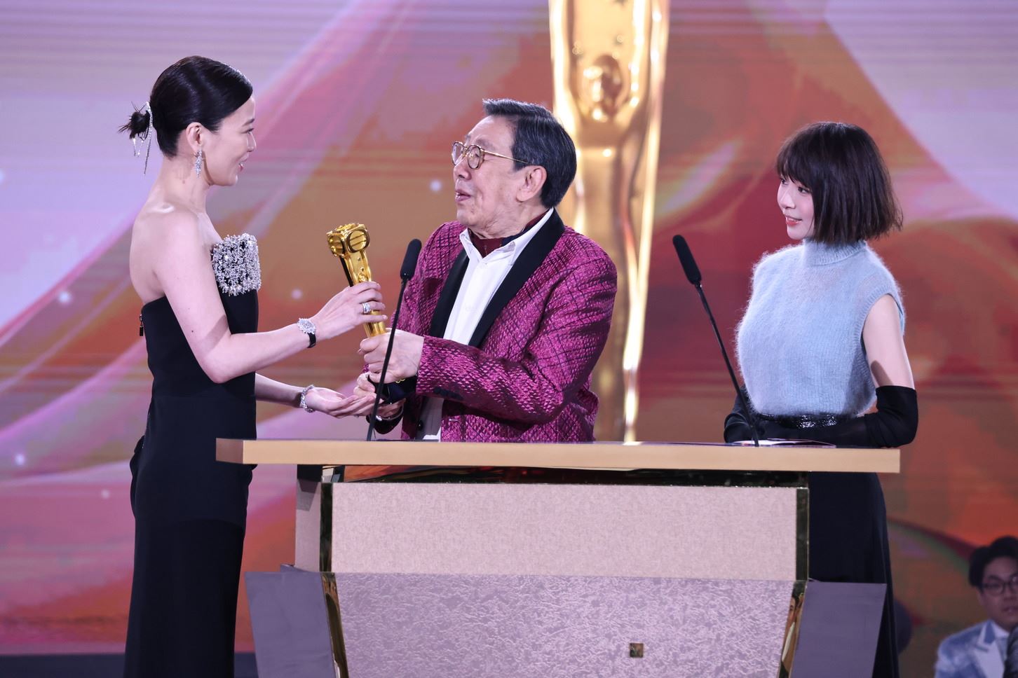 《万千星辉颁奖典礼2023》陈豪及佘诗曼大热姿态荣膺视帝视后宝座❗《新闻女王》囊括8大奖项🔥