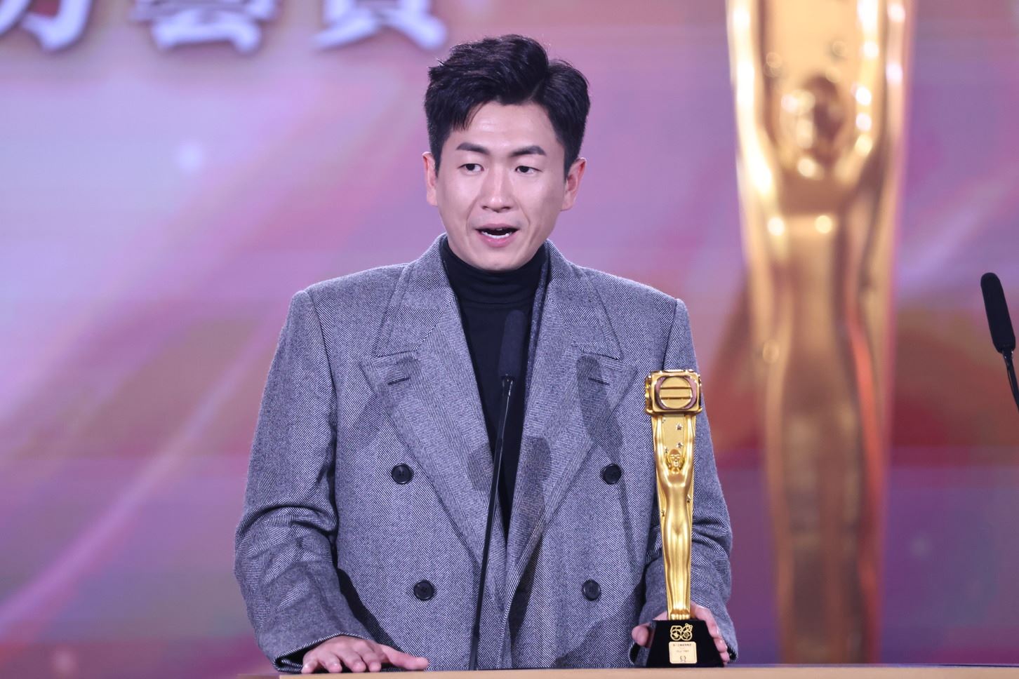 《万千星辉颁奖典礼2023》陈豪及佘诗曼大热姿态荣膺视帝视后宝座❗《新闻女王》囊括8大奖项🔥