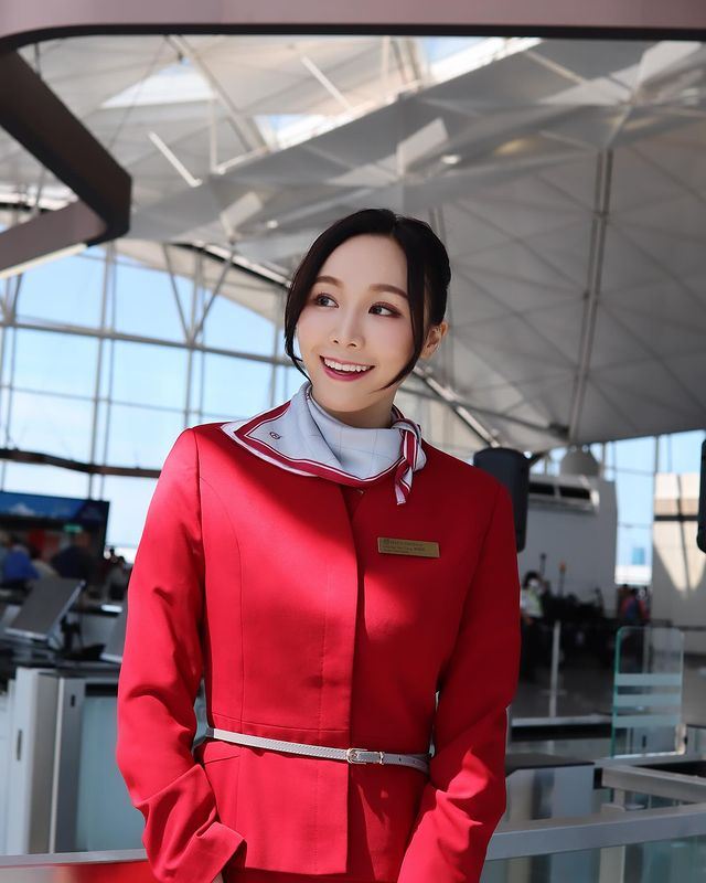 ✈️irina邓伊婷再扮演空姐❗样子与7年前拍摄广告时毫无差别🔥