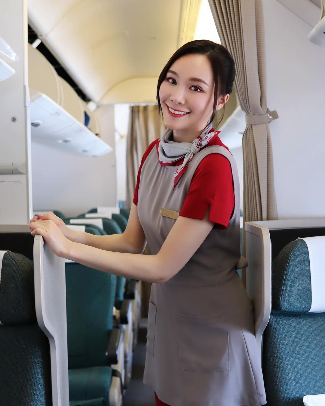✈️irina邓伊婷再扮演空姐❗样子与7年前拍摄广告时毫无差别🔥