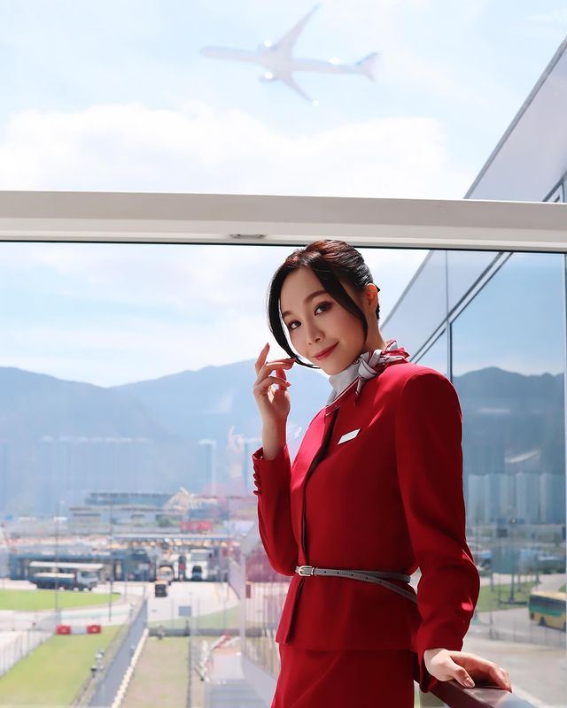 ✈️irina邓伊婷再扮演空姐❗样子与7年前拍摄广告时毫无差别🔥