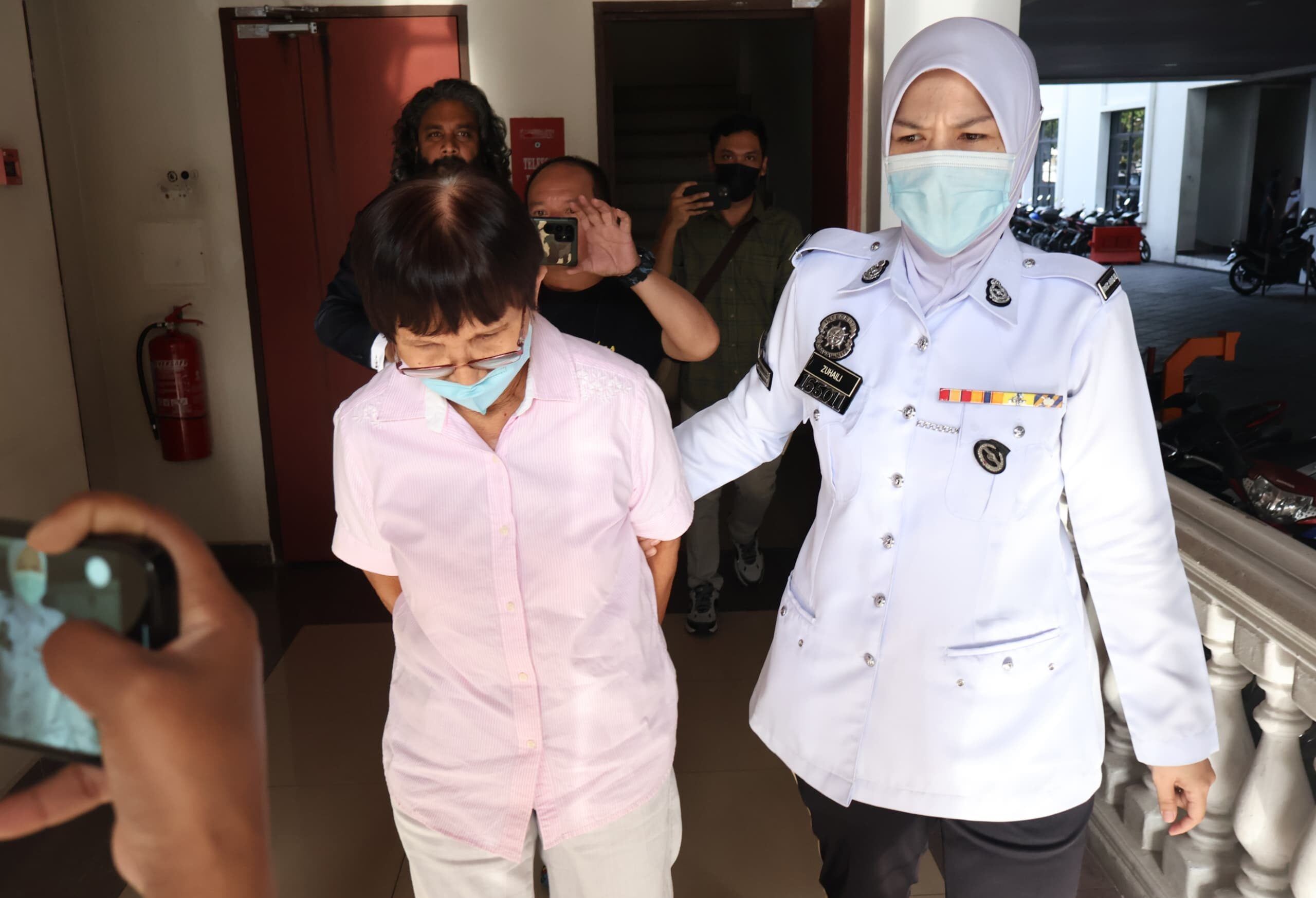 nenek tak mengaku bersalah langgar tiga orang ‘rider’