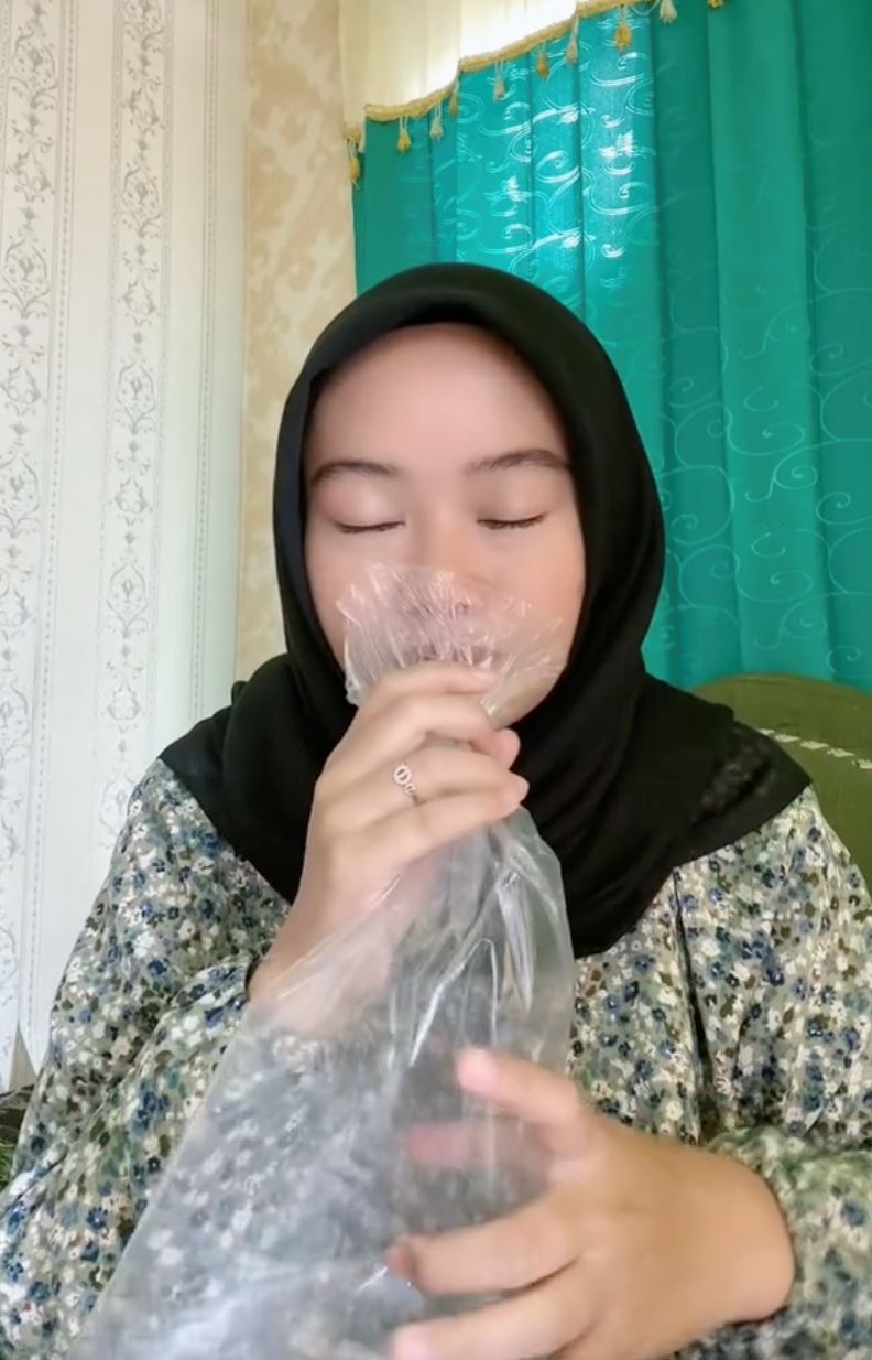 gadis review beli udara atas talian, katanya buat diri lebih tenang [video]