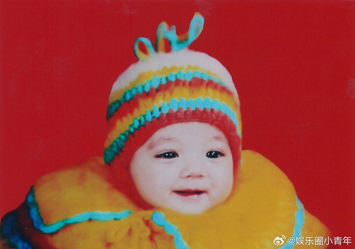 迪丽热巴童年照曝光❗圆圆的大眼加上腼腆的笑容好可爱💗