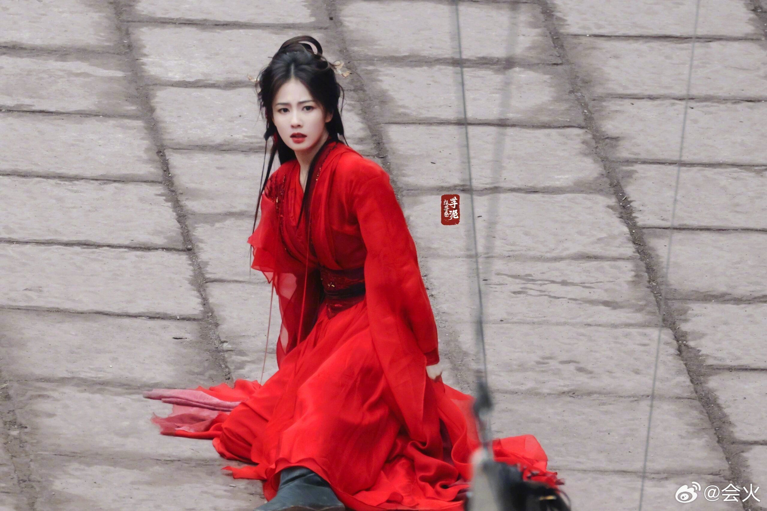 白鹿红衣造型再封神❗梦回《周生如故》崔时宜跳城楼😭