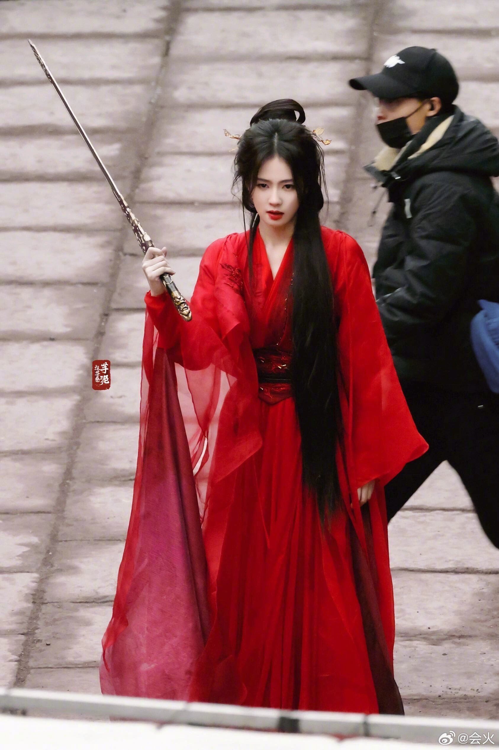 白鹿红衣造型再封神❗梦回《周生如故》崔时宜跳城楼😭