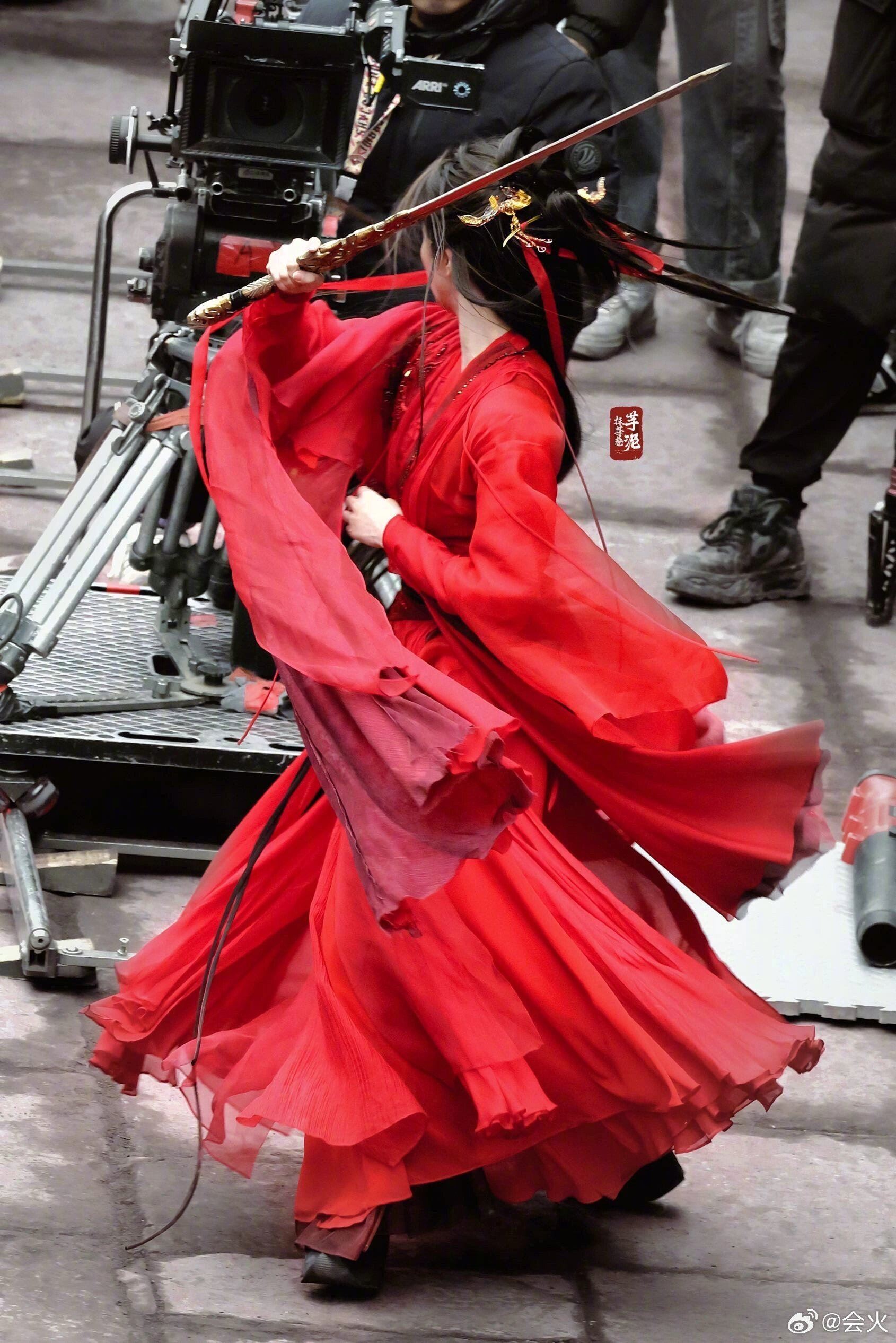 白鹿红衣造型再封神❗梦回《周生如故》崔时宜跳城楼😭