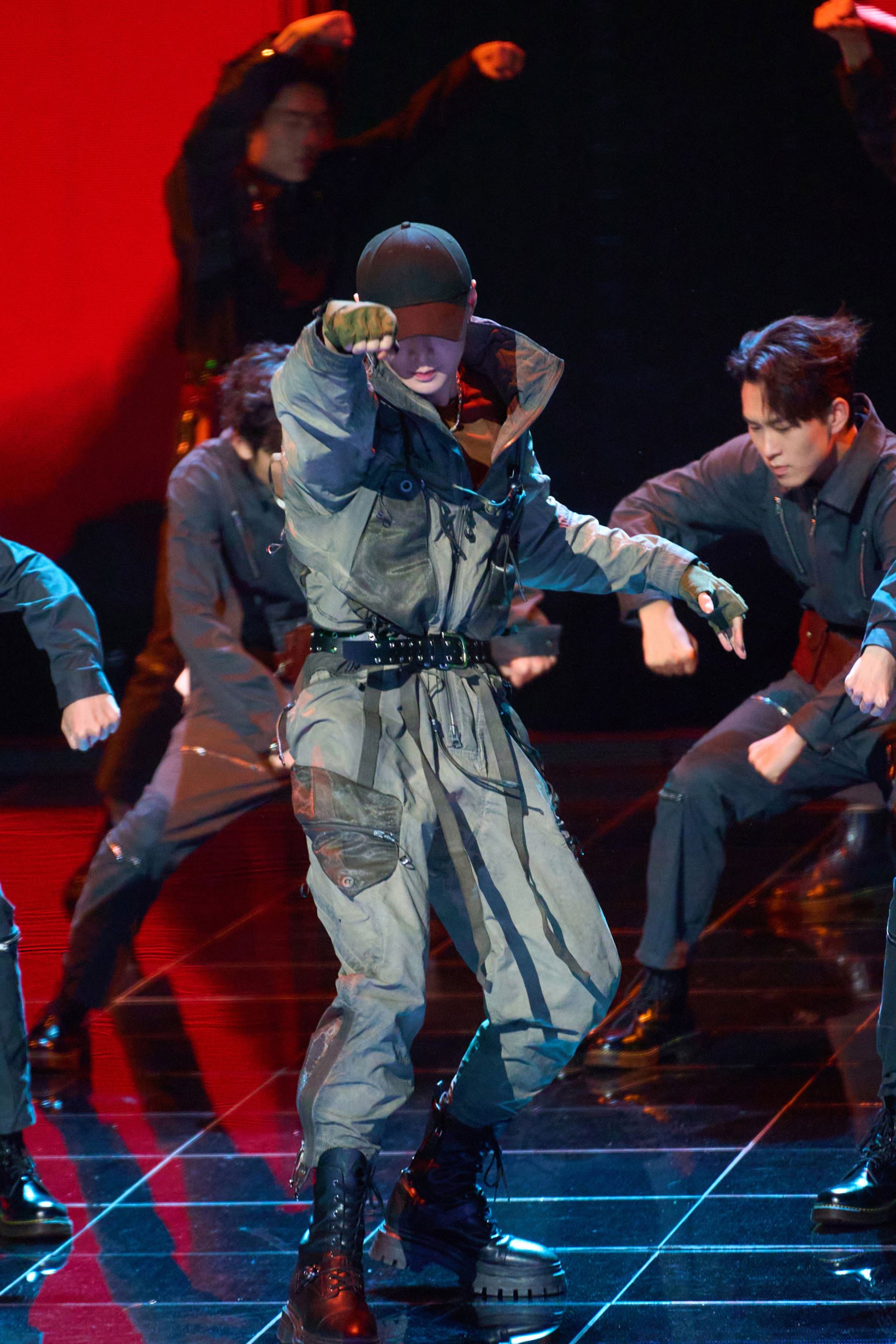 📺《这就是街舞第六季》张艺兴《威龙》舞台超燃❗用街舞向中国空军致敬🔥