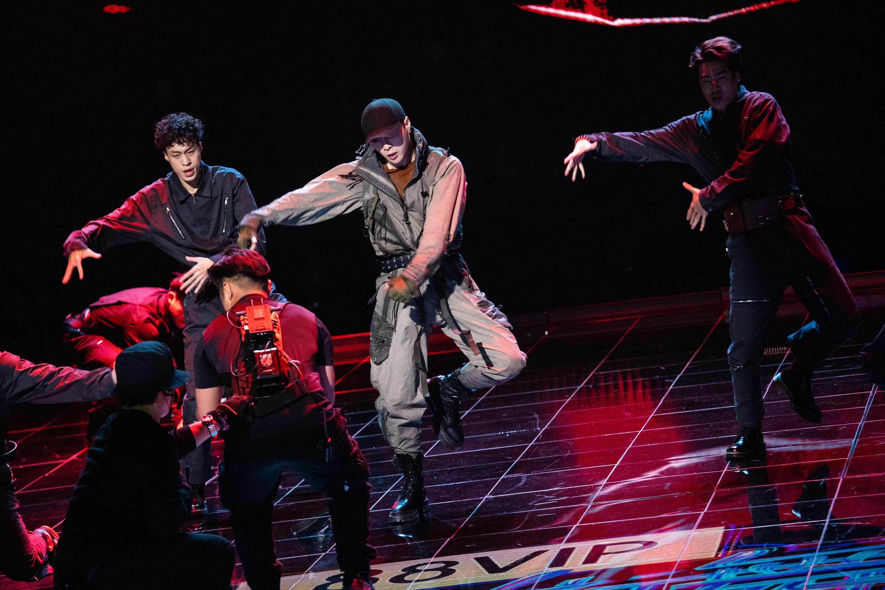 📺《这就是街舞第六季》张艺兴《威龙》舞台超燃❗用街舞向中国空军致敬🔥