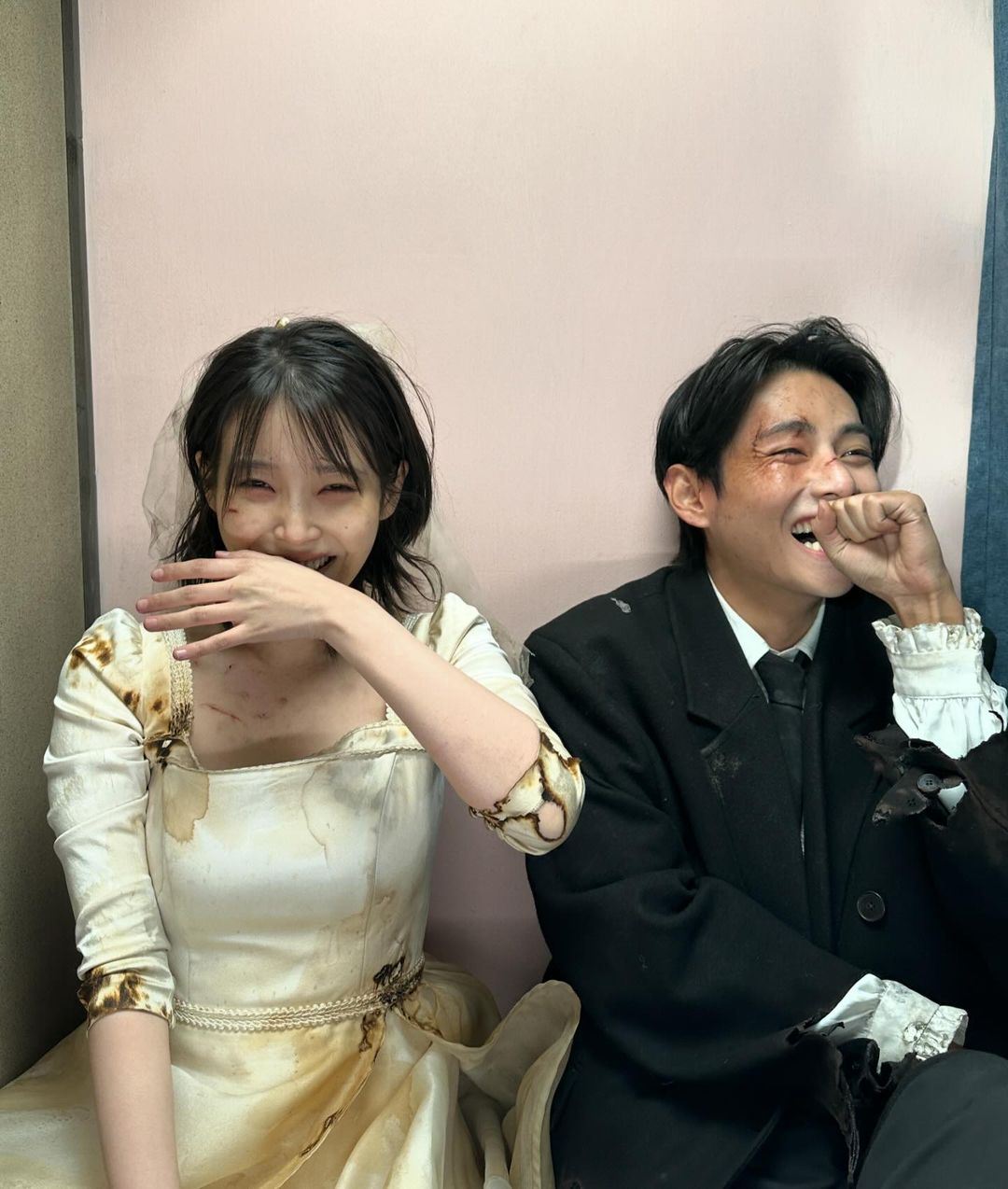 iu发布新歌《love wins all》幕后花絮照❗末日情侣互动好可爱💕