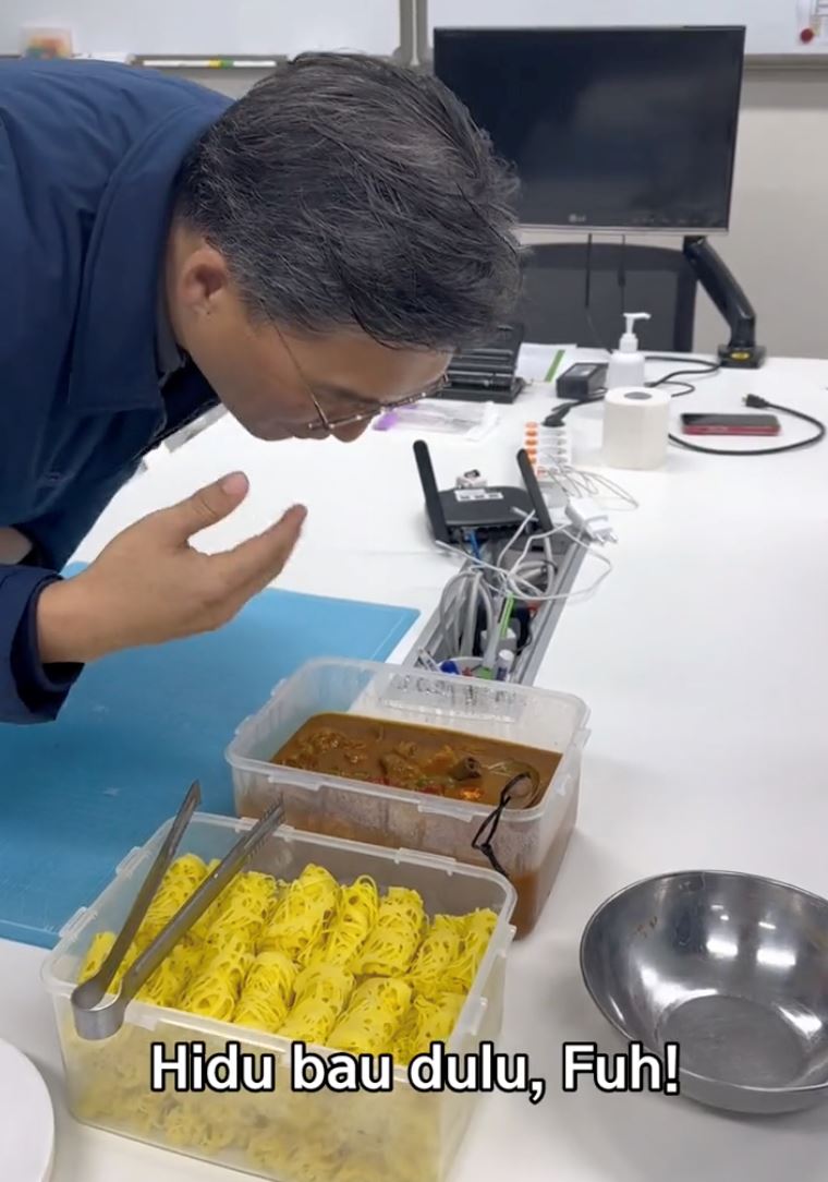 ramai tumpang gembira lihat reaksi warga korea makan roti jala kari ayam [video]
