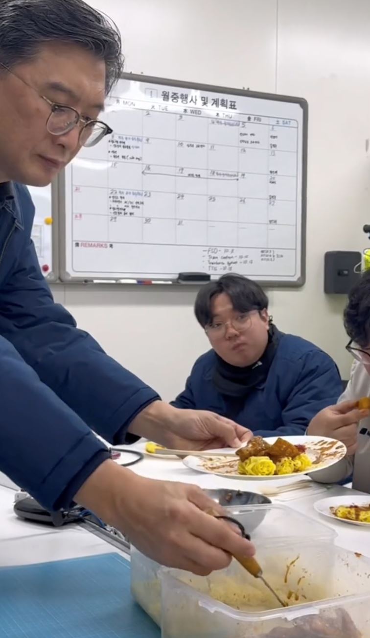 ramai tumpang gembira lihat reaksi warga korea makan roti jala kari ayam [video]