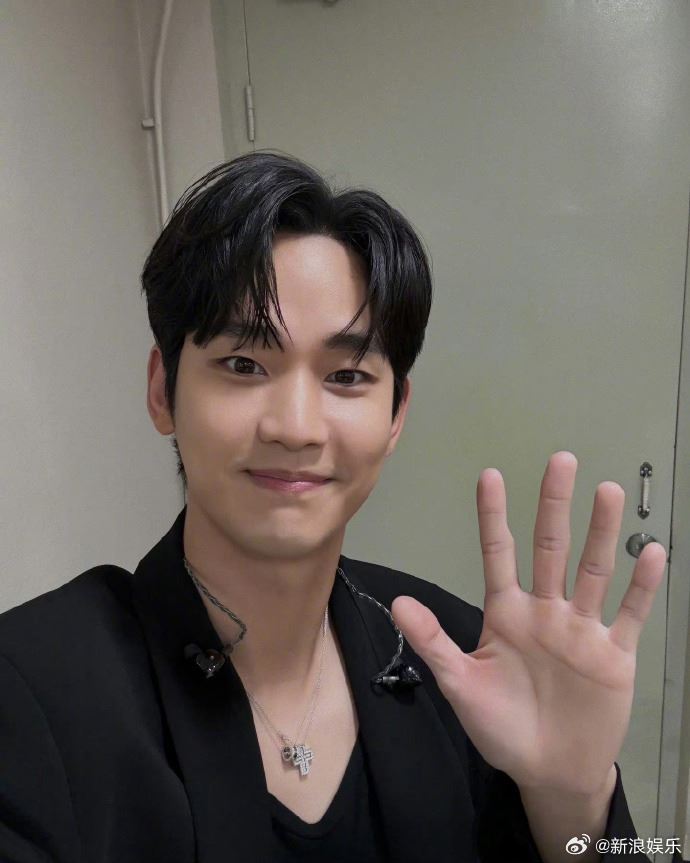 金秀贤莫非偷放闪❓秒删金智媛同款自拍照⚡️