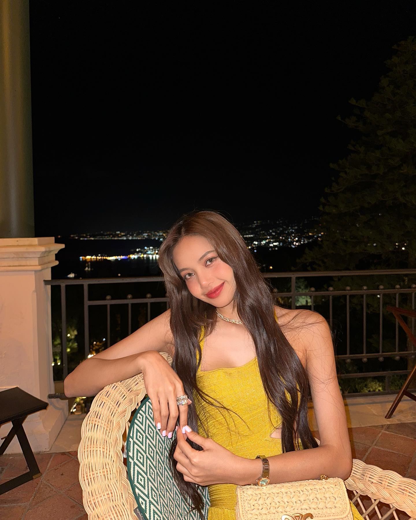 炸鸡老板娘神似lisa❗网友:想看俩人合体🔥