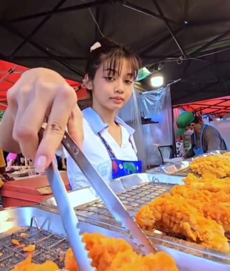 炸鸡老板娘神似lisa❗网友:想看俩人合体🔥