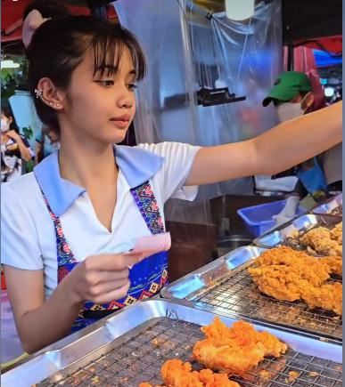 炸鸡老板娘神似lisa❗网友:想看俩人合体🔥