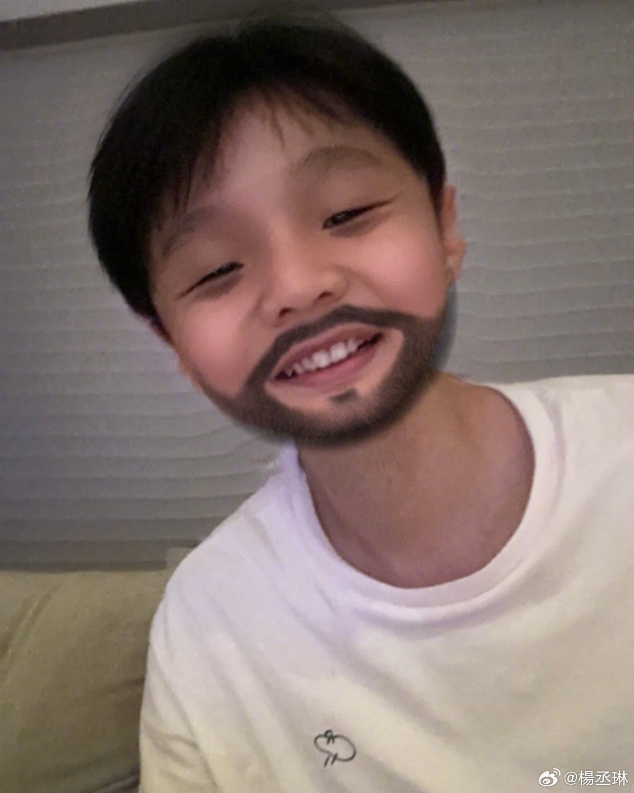杨丞琳晒同款胡子照❗连续10年卡点为李荣浩庆生🎂
