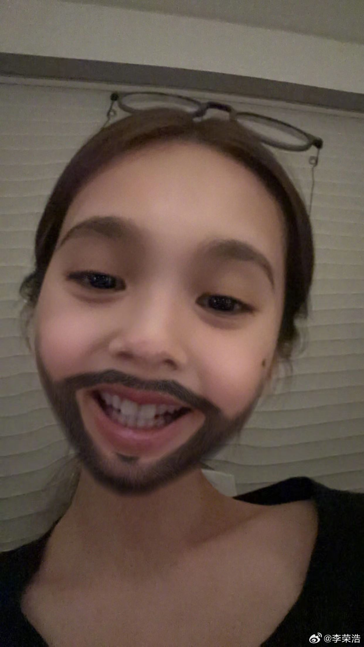 杨丞琳晒同款胡子照❗连续10年卡点为李荣浩庆生🎂