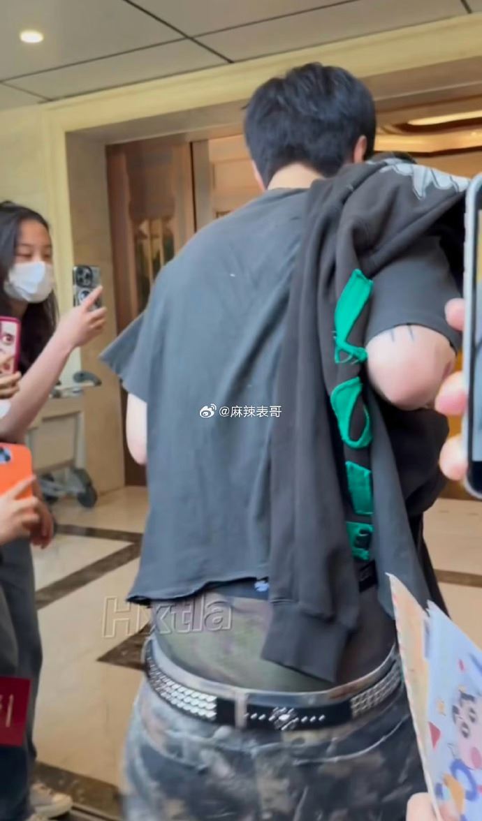 「范丞丞你裤子掉了！」上热搜！变身内娱justin bieber？