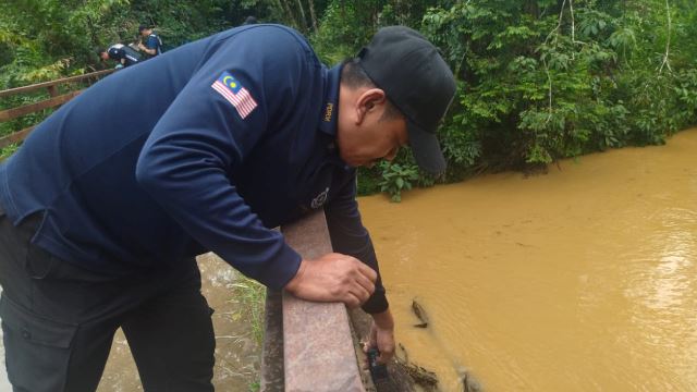 polis tangguh operasi cari barang nur farah kartini akibat air sungai naik