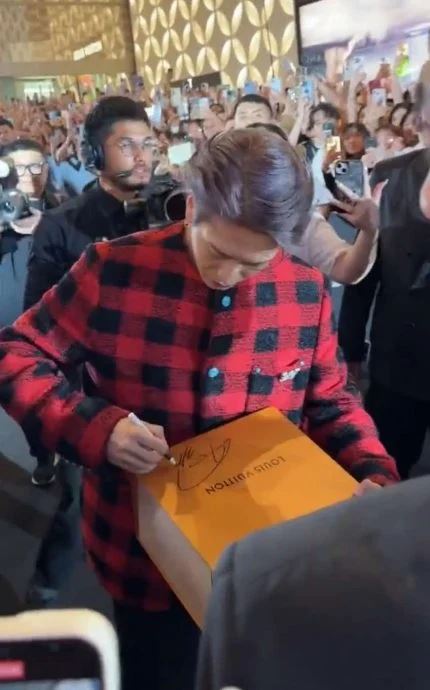 王嘉尔实力宠粉送包❗会在大马逗留至8月1日🔥