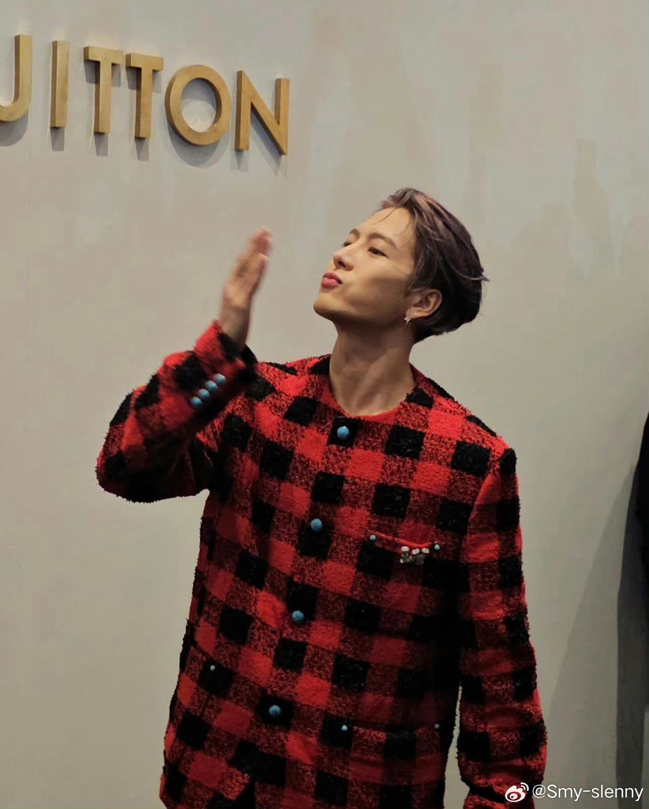 王嘉尔实力宠粉送包❗会在大马逗留至8月1日🔥