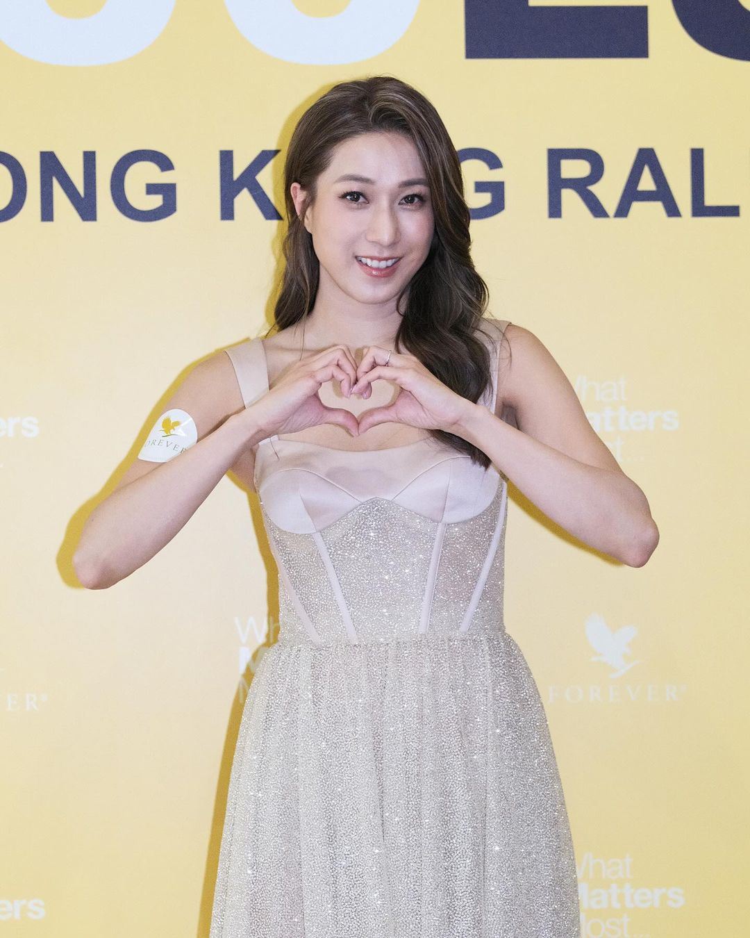 钟嘉欣宣布全面复出❗将出新歌庆祝入行20年🎉