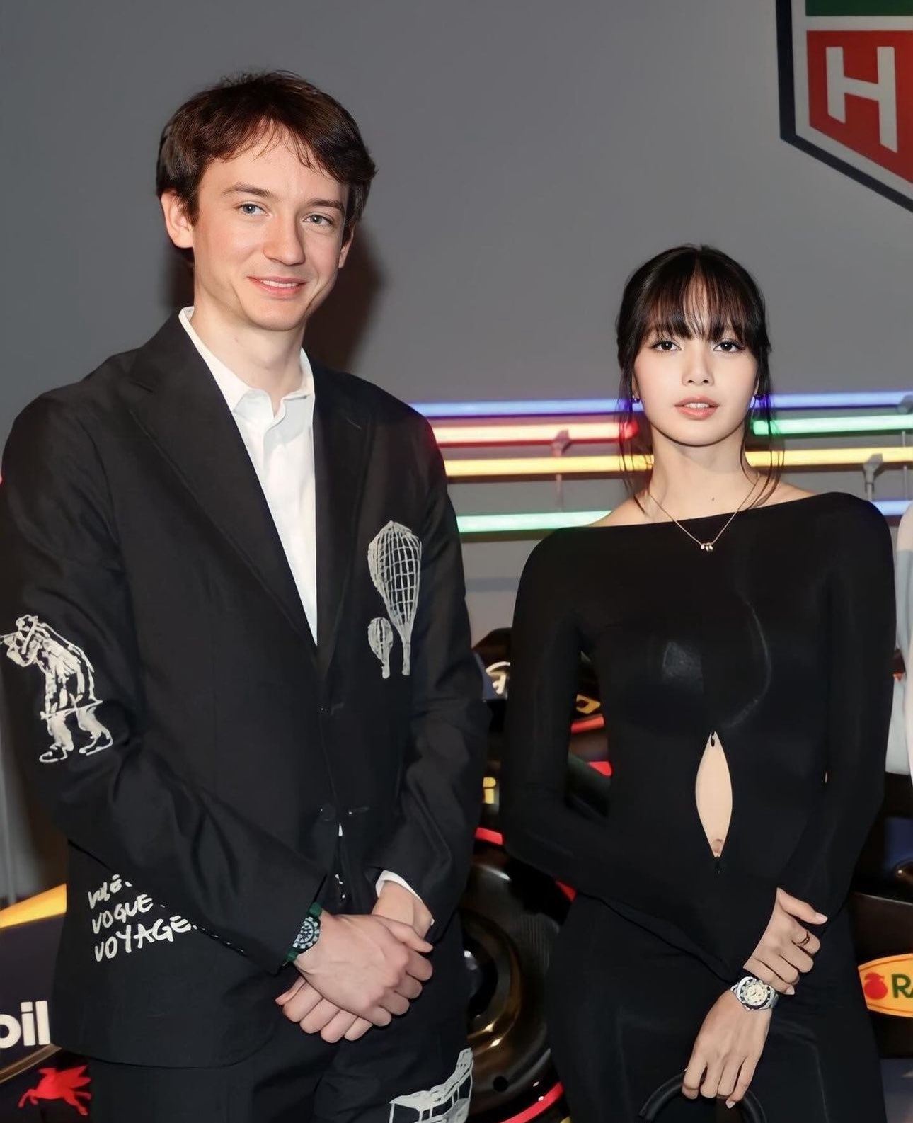 lisa、lv三公子被抓拍当众亲嘴！21秒视频遭疯传！