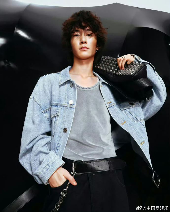 16岁天天拍杂志封面｜网友惊呼：认不出！