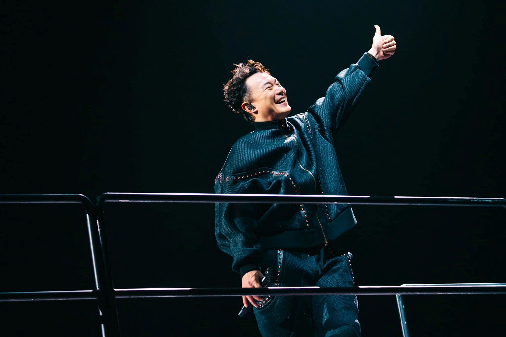 eason陈奕迅打网球中暑晕倒❗下巴撞地受伤缝30多针😱