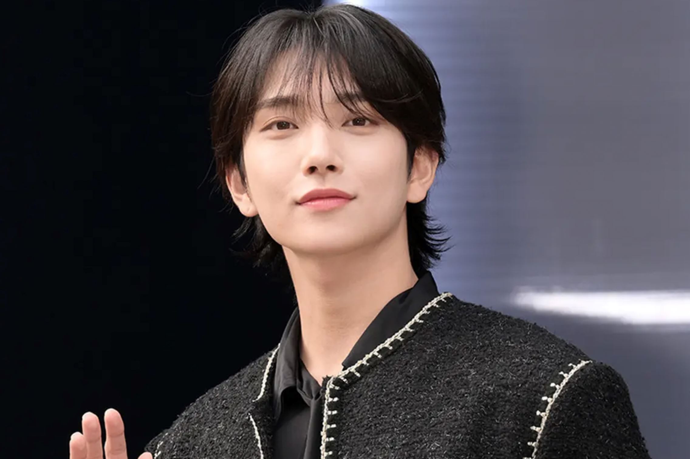 seventeen’s joshua accused of being on his phone during fan call, fans come to his defense!