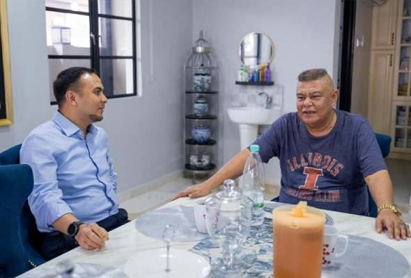 pm beri sumbangan kepada azlee senario