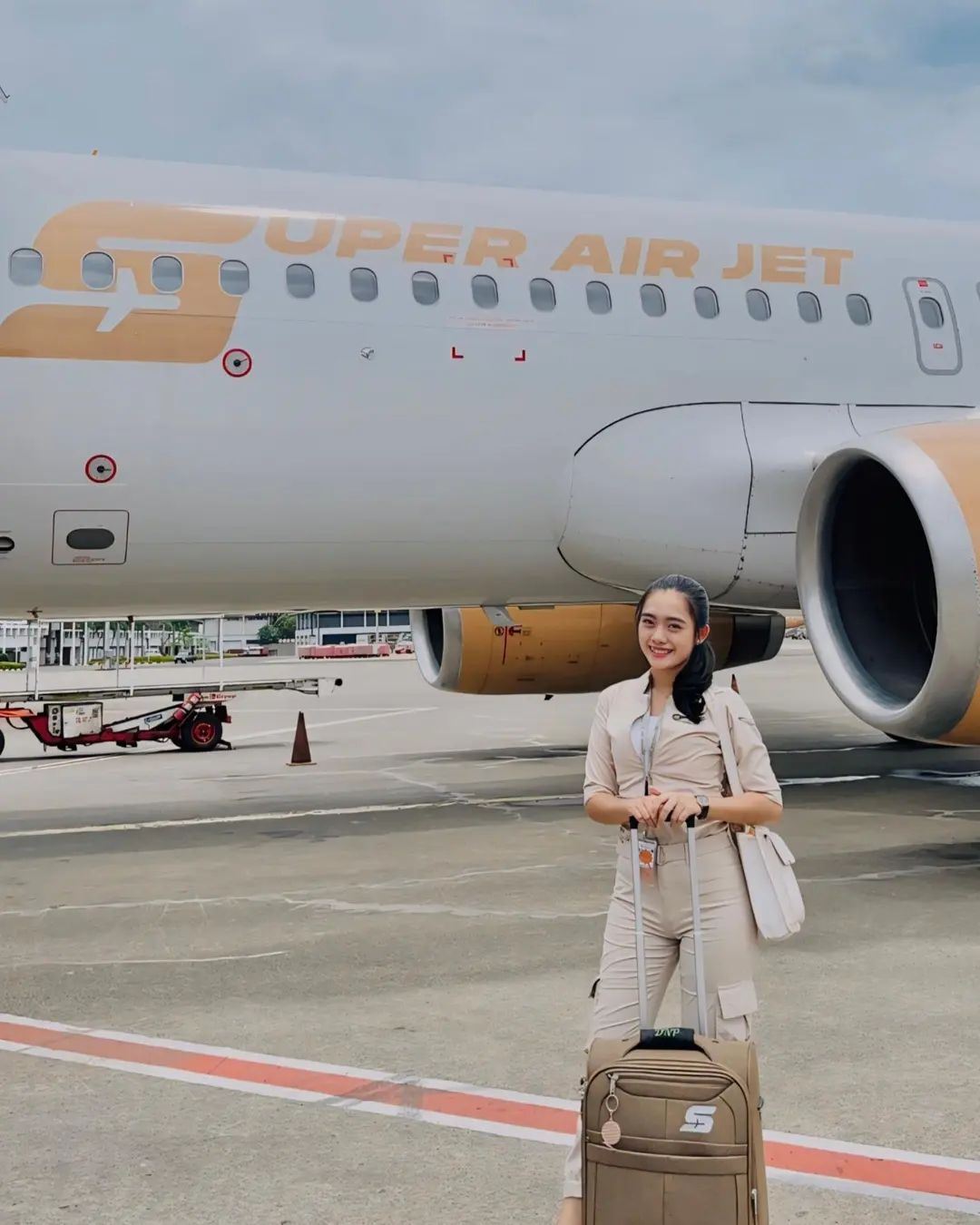 印尼空姐告别包臀裙与高跟鞋👠换上小白鞋与工装裤上班✈️