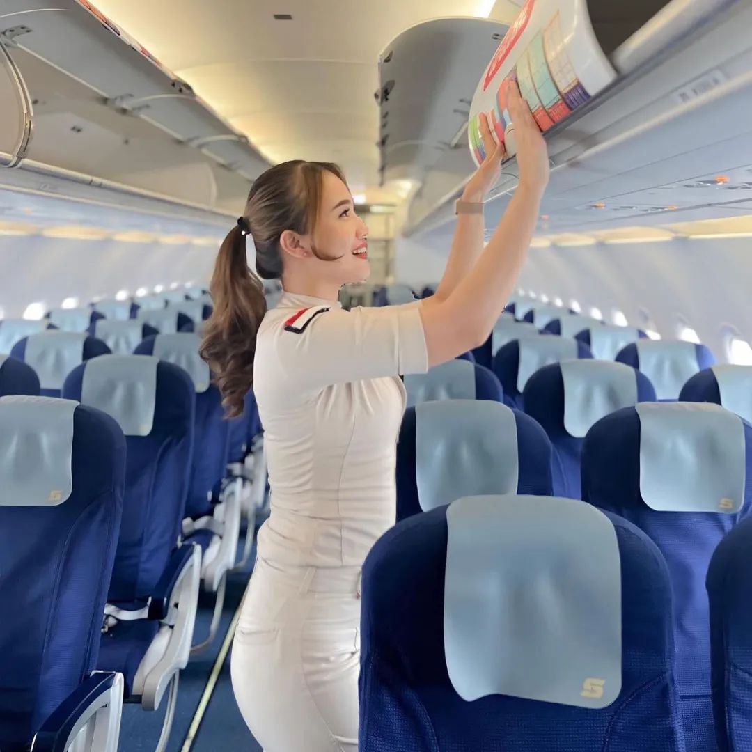 印尼空姐告别包臀裙与高跟鞋👠换上小白鞋与工装裤上班✈️