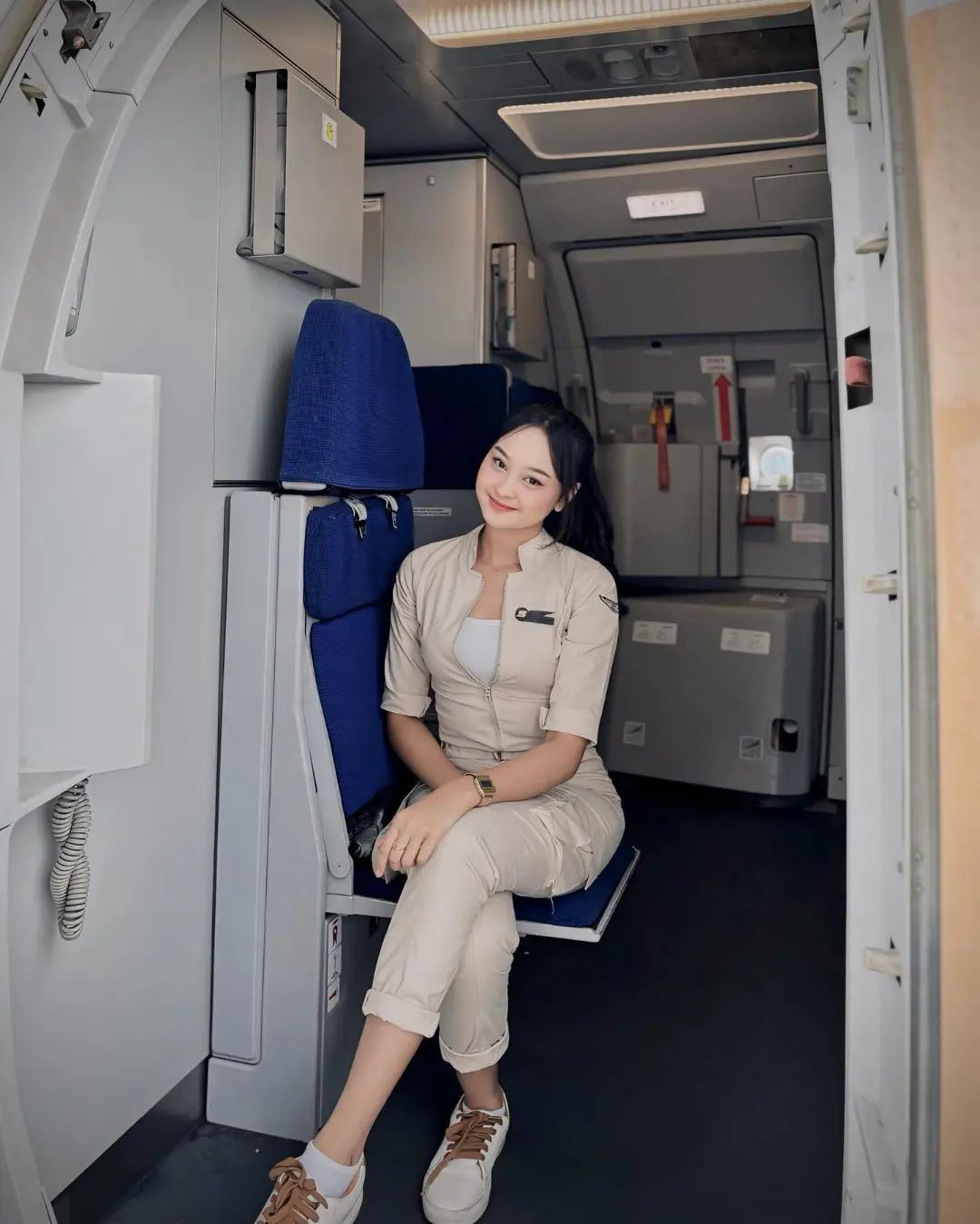 印尼空姐告别包臀裙与高跟鞋👠换上小白鞋与工装裤上班✈️