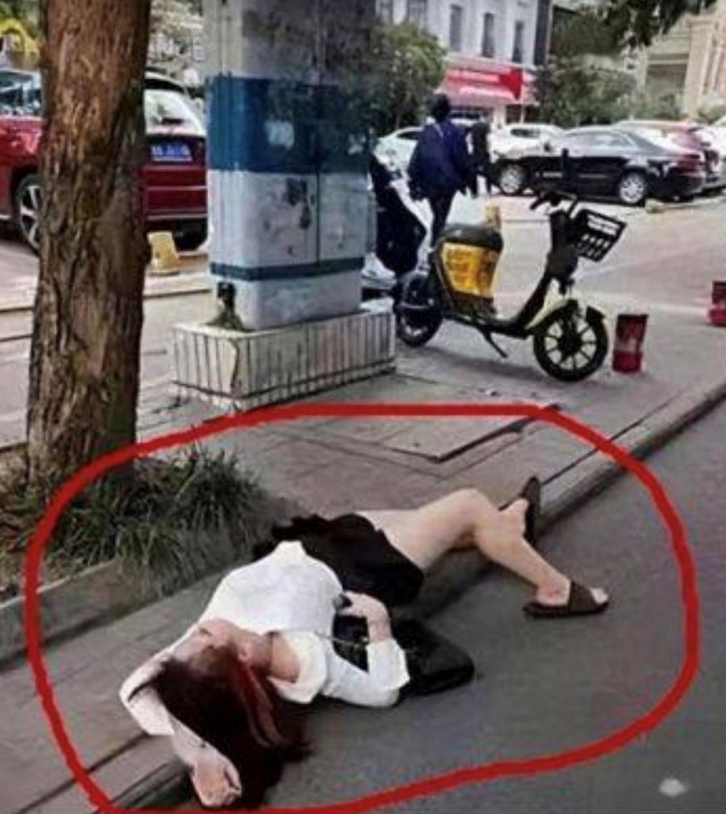 taknak kalah, wanita merajuk baring atas jalan lepas dia kantoi curang