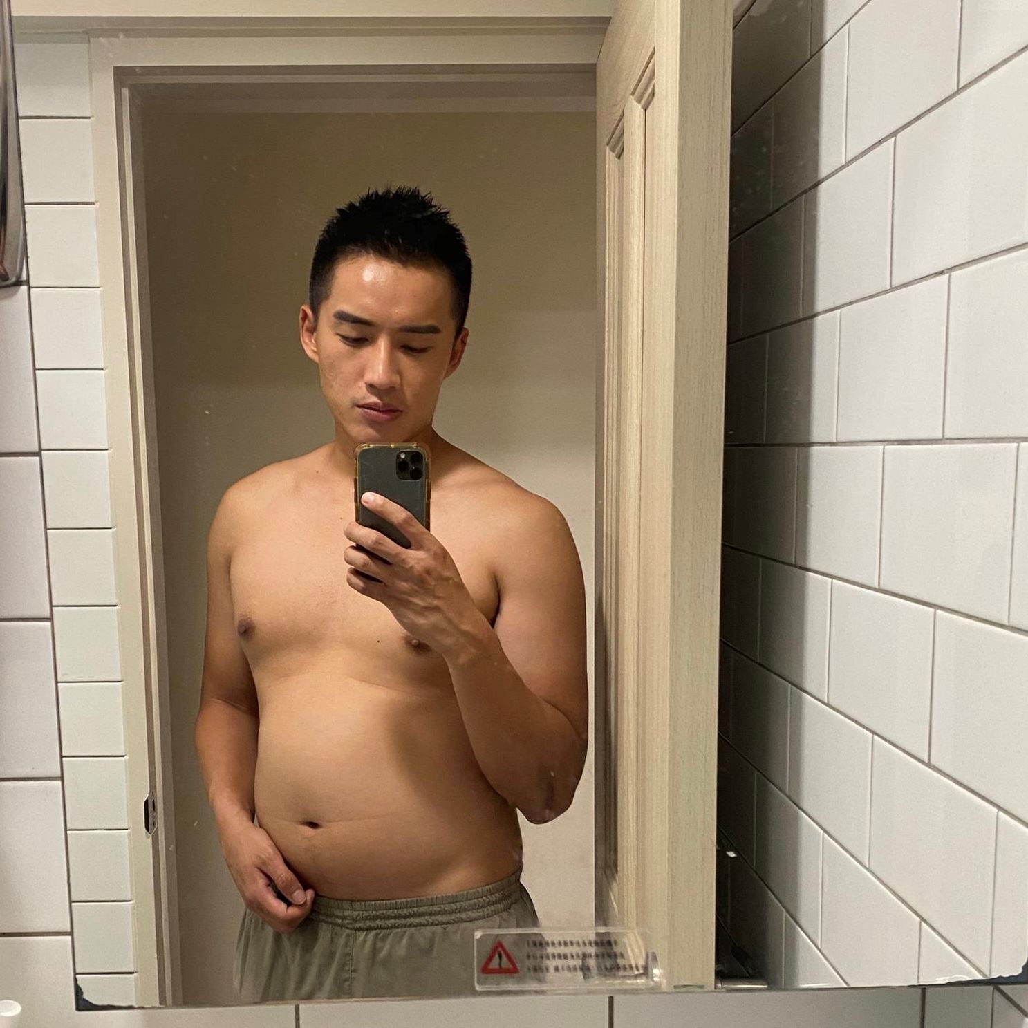 陈泽耀三个月练出腹肌❗为电影《gold》学用左手打羽球🏸️