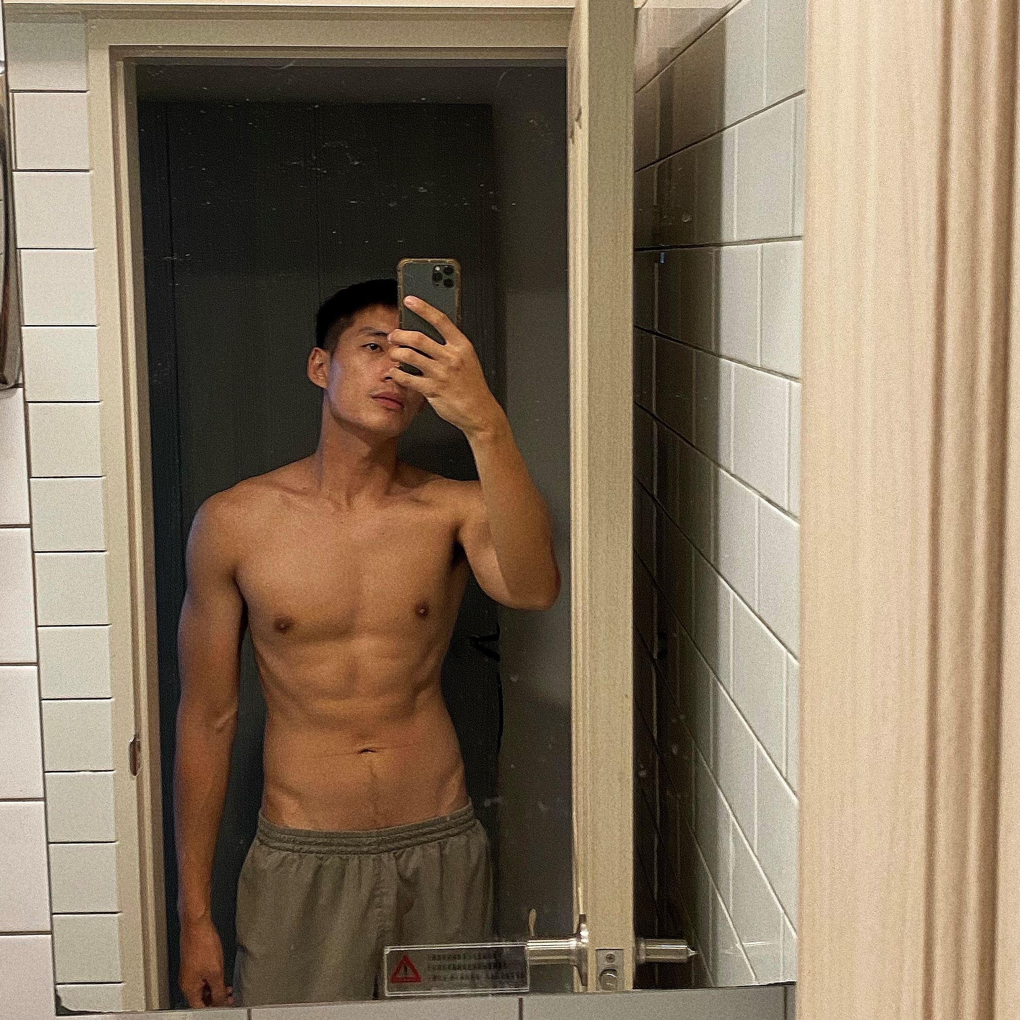 陈泽耀三个月练出腹肌❗为电影《gold》学用左手打羽球🏸️