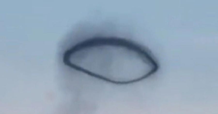 bukan kepulan asap biasa, bulatan hitam misteri tiba-tiba muncul di langit
