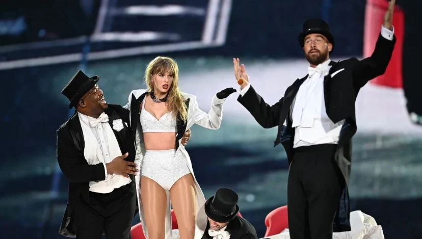 taylor swift男友惊喜现身演唱会舞台❗当众新娘抱引粉丝尖叫连连🤩