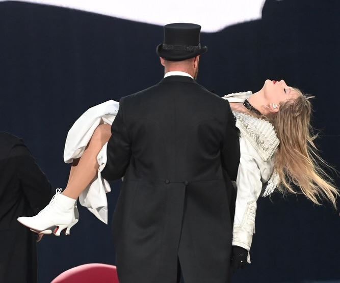 taylor swift男友惊喜现身演唱会舞台❗当众新娘抱引粉丝尖叫连连🤩