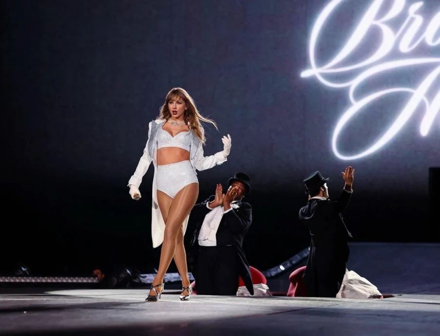 taylor swift男友惊喜现身演唱会舞台❗当众新娘抱引粉丝尖叫连连🤩