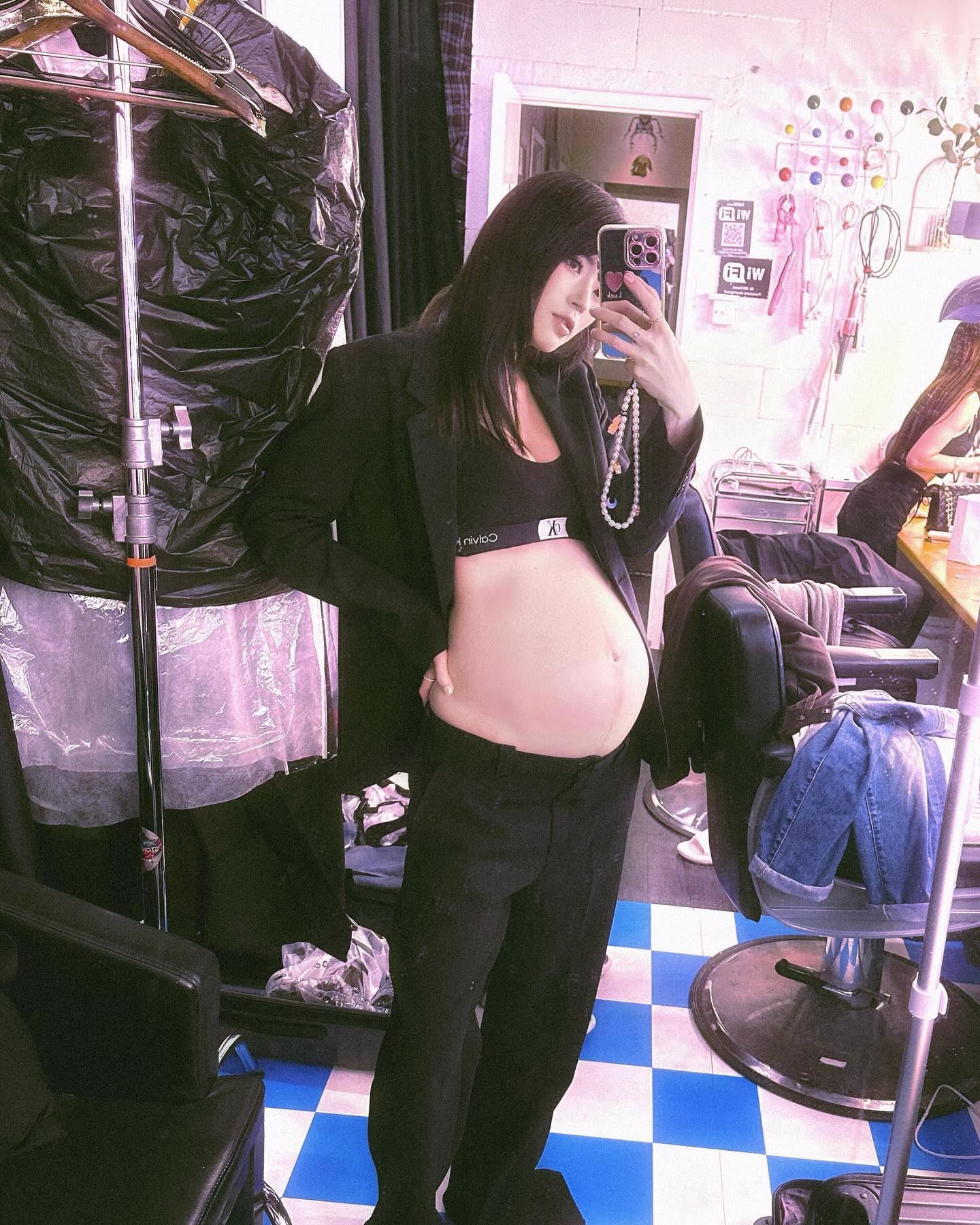 连诗雅已经择好日期生女儿👶🏻怀孕9个月手脚依然纤幼💗