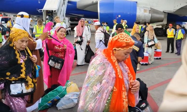 jemaah gayakan busana ‘kelip-kelip’ pulang haji