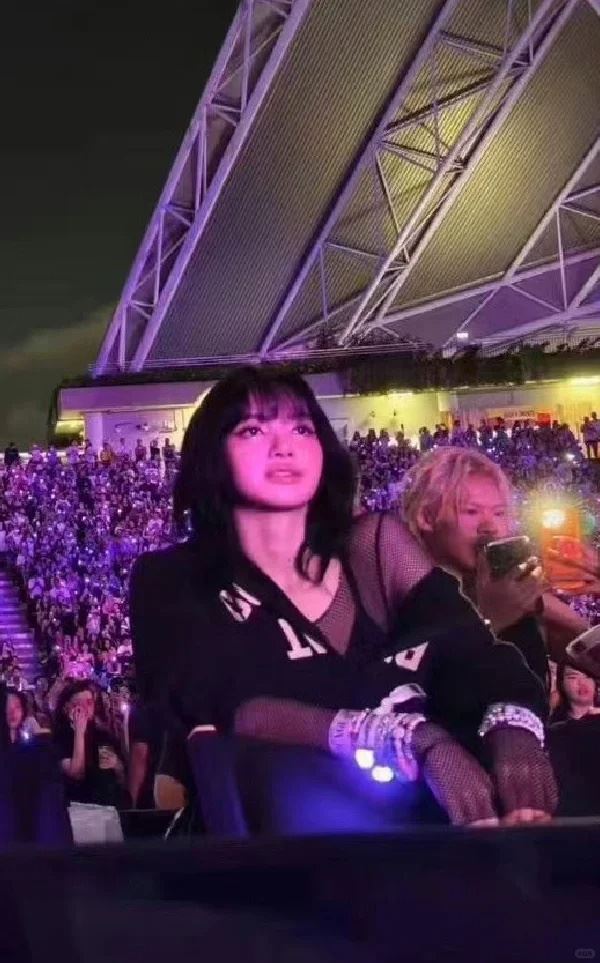 lisa现身taylor swift狮城巡演！引起粉丝轰动！